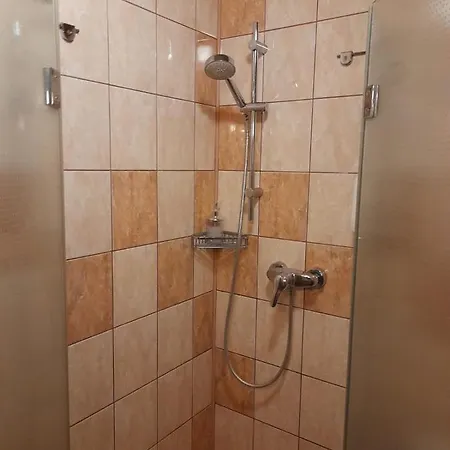 Restaurant A Pod Draci Skalou Konukevi Karlštejn
