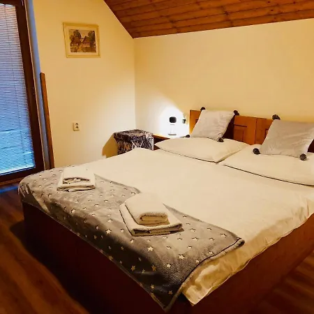 Restaurant A Pod Draci Skalou Konukevi Karlštejn
